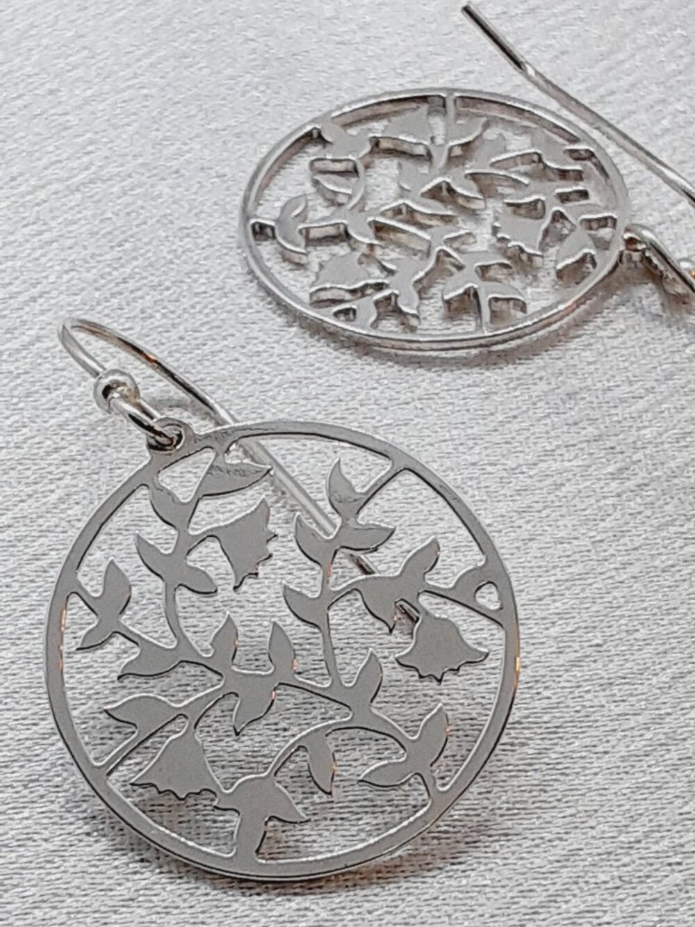 NEW Holly Yashi silver round cut-out earrings - Picture 6 of 12